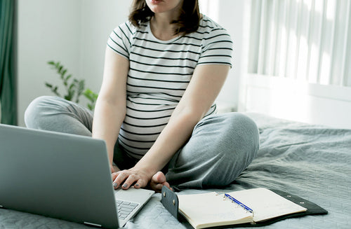 What to Write in Your Maternity Leave Out-of-Office Email